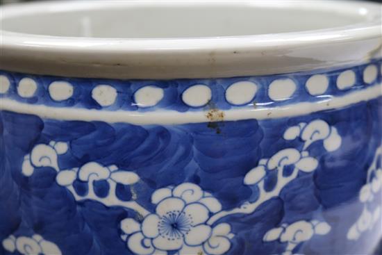 A Chinese blue and white jardiniere H 19.5cm